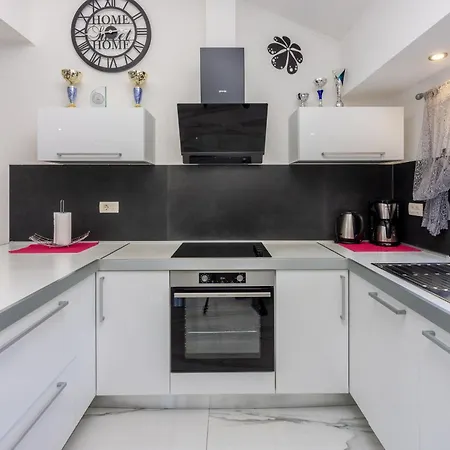 Lucija * تْسْغيكفانِتْسا