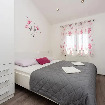 Lucija Apartment *