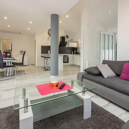 شقة Lucija تْسْغيكفانِتْسا