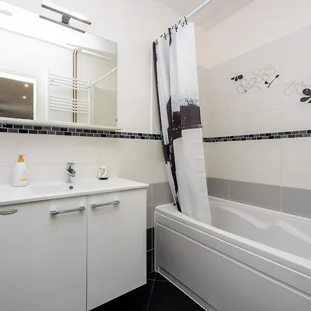 Lucija 茨里克韦尼察